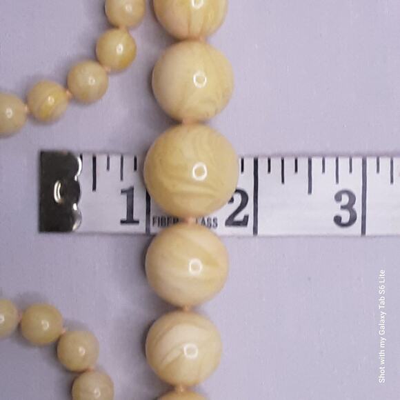 Jumbo Graduated Beaded Necklace Lemonade Yellow Acrylic Spring Clasp - Picture 8 of 8